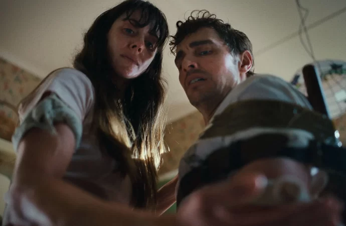 TOGETHER, PELÍCULA DE HORROR DESCRITA COMO UNA FUSIÓN ENTRE BABADOOK Y HEREDITARY