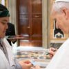 EL PAPA FIRMA CARTA DE POKÉMON