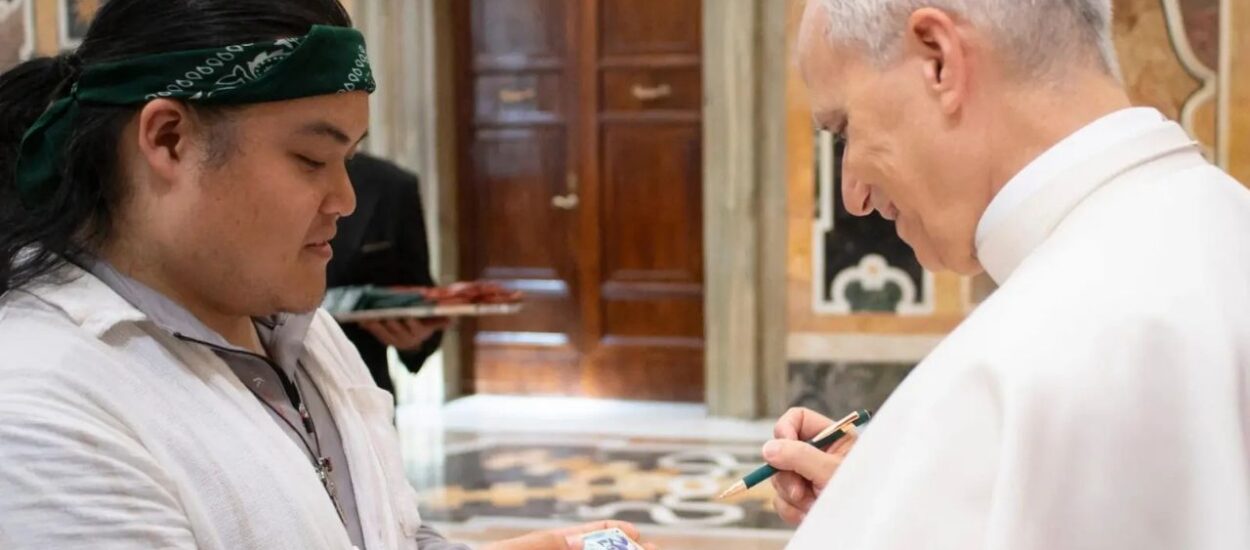 EL PAPA FIRMA CARTA DE POKÉMON