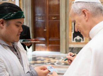 EL PAPA FIRMA CARTA DE POKÉMON