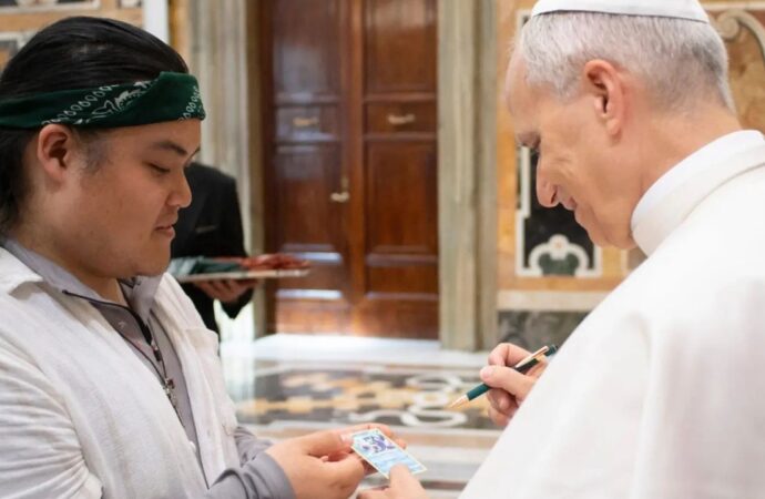 EL PAPA FIRMA CARTA DE POKÉMON