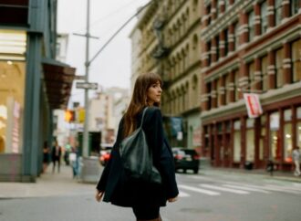 RESEÑA: AMORES MATERIALISTAS