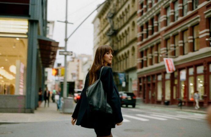 RESEÑA: AMORES MATERIALISTAS