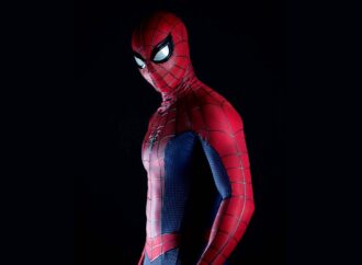 COMO PARTE DEL SPIDER‑MAN DAY SE REVELÓ EL PRIMER VISTAZO AL TRAJE QUE USARÁ EN LA NUEVA PELÍCULA.