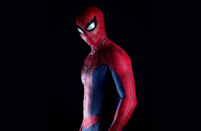 COMO PARTE DEL SPIDER‑MAN DAY SE REVELÓ EL PRIMER VISTAZO AL TRAJE QUE USARÁ EN LA NUEVA PELÍCULA.
