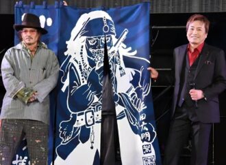 JOHNNY DEPP RECIBE UN REGALO EXCLUSIVO DE EIICHIRO ODA EN JAPÓN