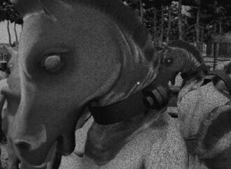EL MISTERIO DETRÁS DE HORSES: EL JUEGO DE TERROR SURREALISTA PROHIBIDO EN STEAM
