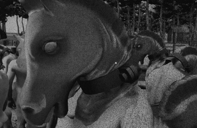 EL MISTERIO DETRÁS DE HORSES: EL JUEGO DE TERROR SURREALISTA PROHIBIDO EN STEAM