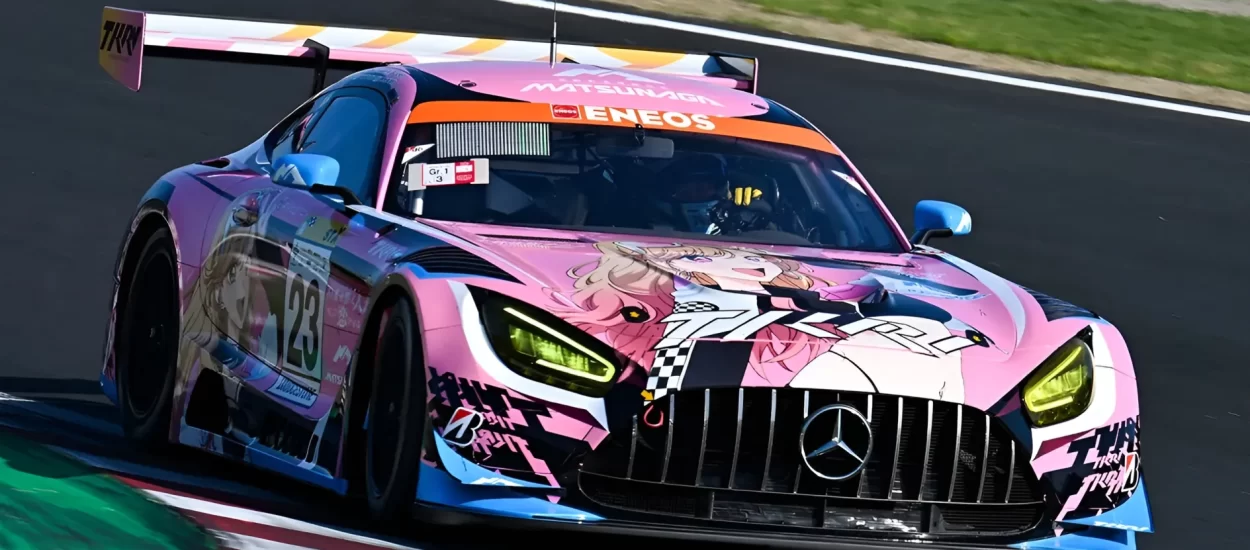 AUTO DE CARRERAS REAL COMPETIRÁ EN JAPÓN CON UN DISEÑO INSPIRADO EN PROTAGONISTA DE MY DRESS-UP DARLING