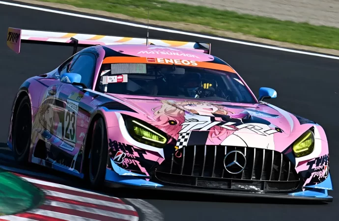 AUTO DE CARRERAS REAL COMPETIRÁ EN JAPÓN CON UN DISEÑO INSPIRADO EN PROTAGONISTA DE MY DRESS-UP DARLING