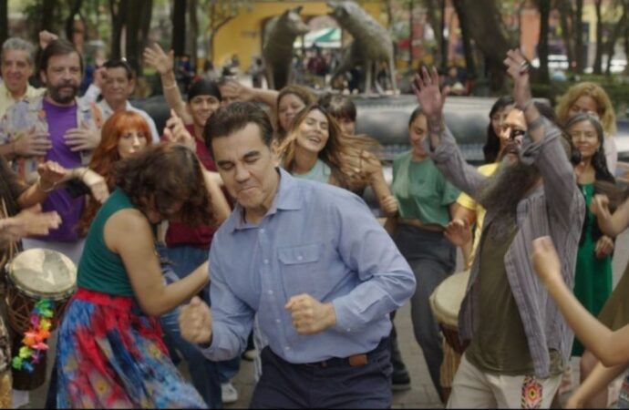 EL CLUB DEL PIE IZQUIERDO: UNA COMEDIA ROMÁNTICA QUE BUSCA SU PROPIO RITMO